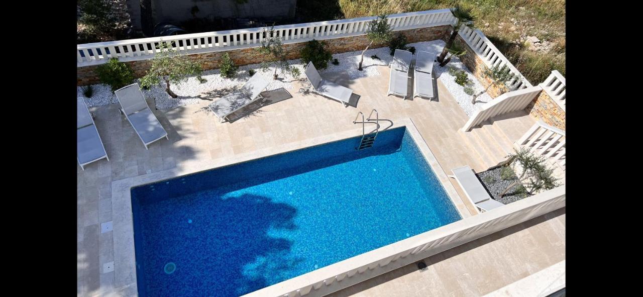 Luxury Beachfront Villa Carlisa ซีโอโว ภายนอก รูปภาพ